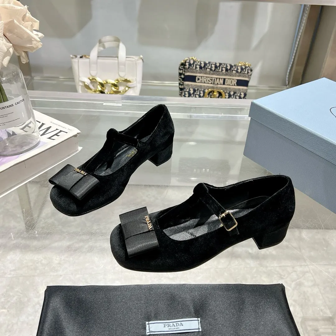 👟👟Ex-factory price 540👟👟 Prada 25ss early spring new model 🌟 Recommended by major bloggers in Xiaohongshu, showing classic charm. Injection-molded leather outsole, imported mixed-breed sheep lining. These velvet-textured pumps combine elegance with modern sophistication, and the delicate bow adds a romantic touch. The upper is decorated with grosgrain bow and metal buckle. Metal letter logo. Decorated with metal letter logo. Velvet texture covered heel with height 4.5cm. Size: 35 to 40 (41 is custom-made and cannot be returned or exchanged)